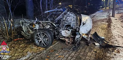 Osobówka doszczętnie zniszczona - jedna osoba poszkodowana