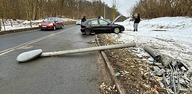 Osobówka skosiła latarnię