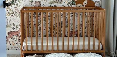 Drewniane łóżeczko niemowlęce z szufladą — praktyczne rozwiązanie dla większych i