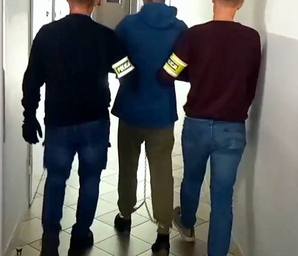 Policjanci z Bydgoszczy błyskawicznie schwytali groźnego przestępcę poszukiwanego -7457