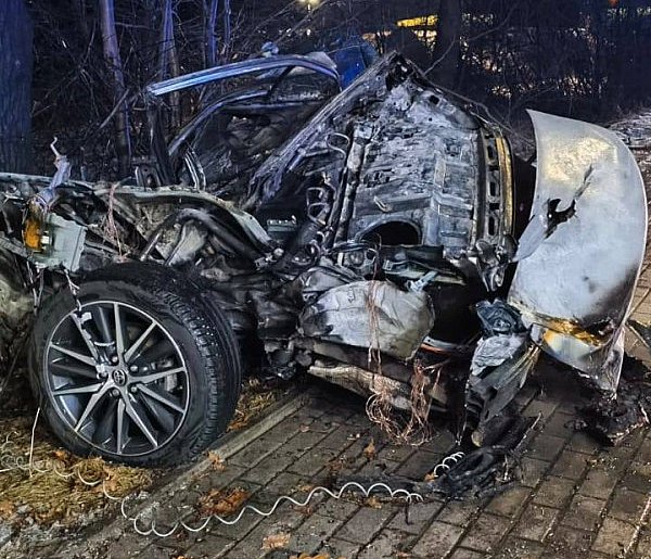 Osobówka doszczętnie zniszczona - jedna osoba poszkodowana