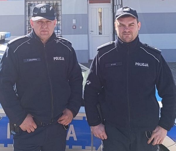 Dzielnicowi pomogli kobiecie, która nie mogła o własnych siłach opuścić domu