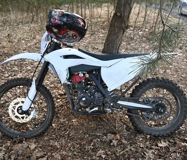 Nieodpowiedzialny motocyklista: alkohol, brak prawa jazdy i ubezpieczenia
