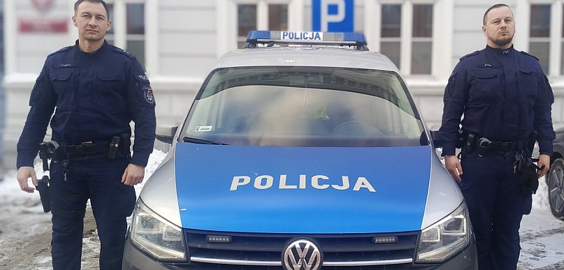 Policjanci wynieśli mężczyznę z pożaru