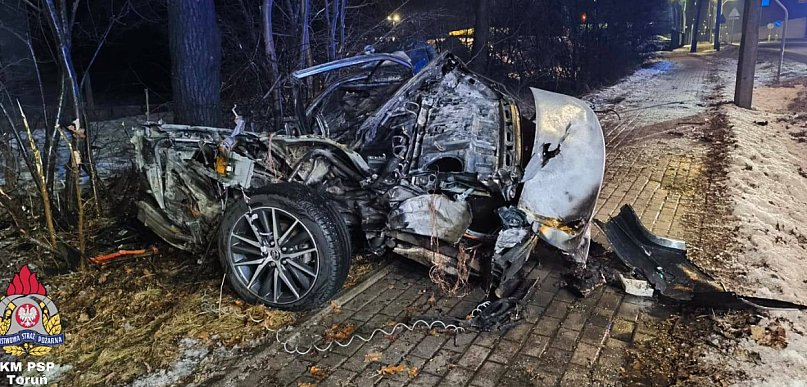 Osobówka doszczętnie zniszczona - jedna osoba poszkodowana