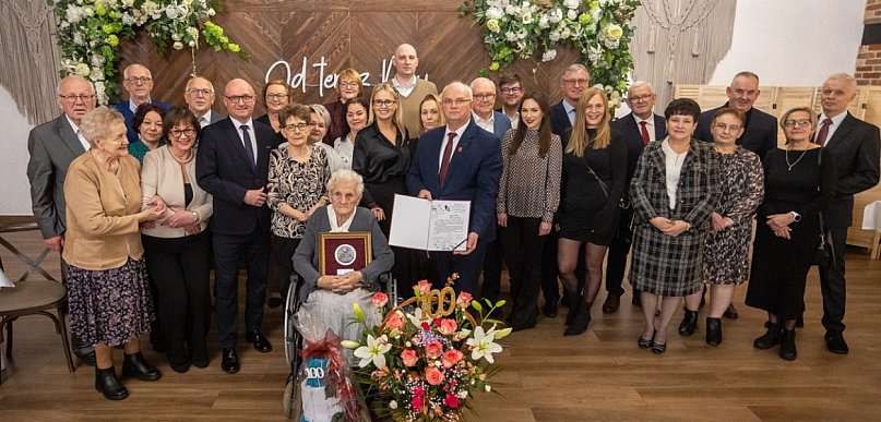 Medale marszałka dla stuletnich mieszkanek regionu