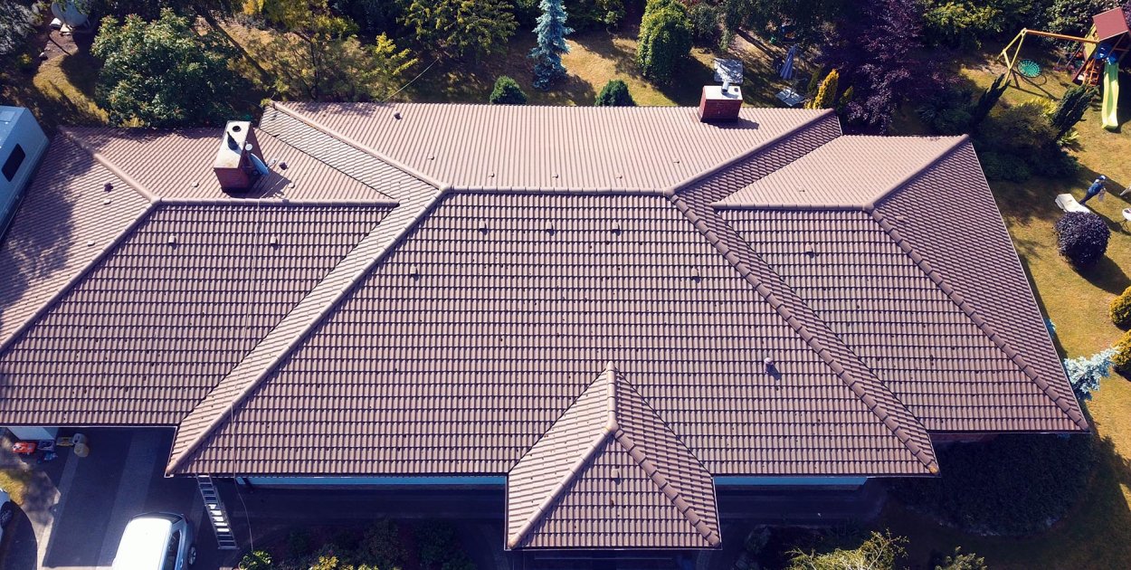 Malowanie blachodachówki z przygotowaniem powierzchni i trwałym efektem