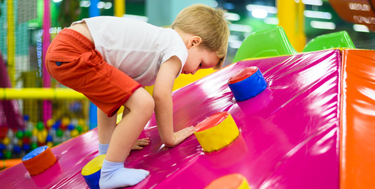 Zostawiasz dziecko w sali zabaw? Urząd wykrył poważne uchybienia