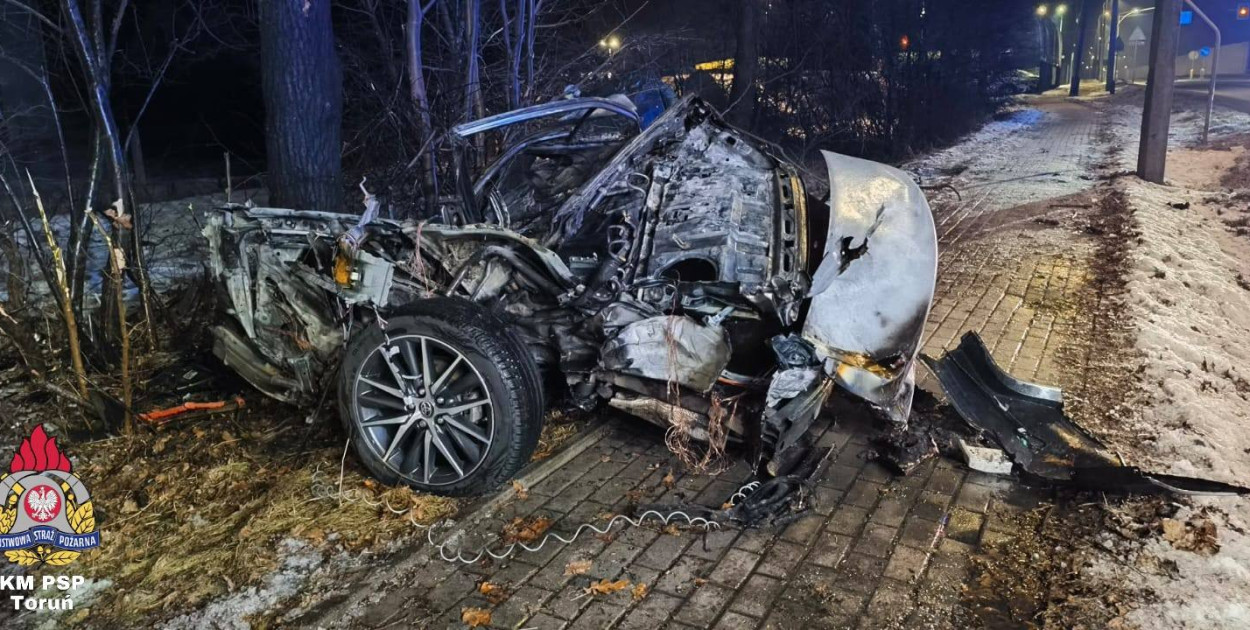 Osobówka doszczętnie zniszczona - jedna osoba poszkodowana