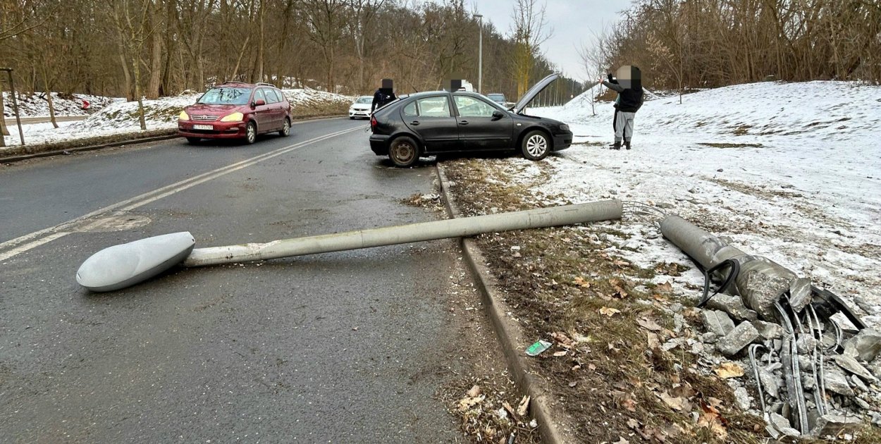 Osobówka skosiła latarnię