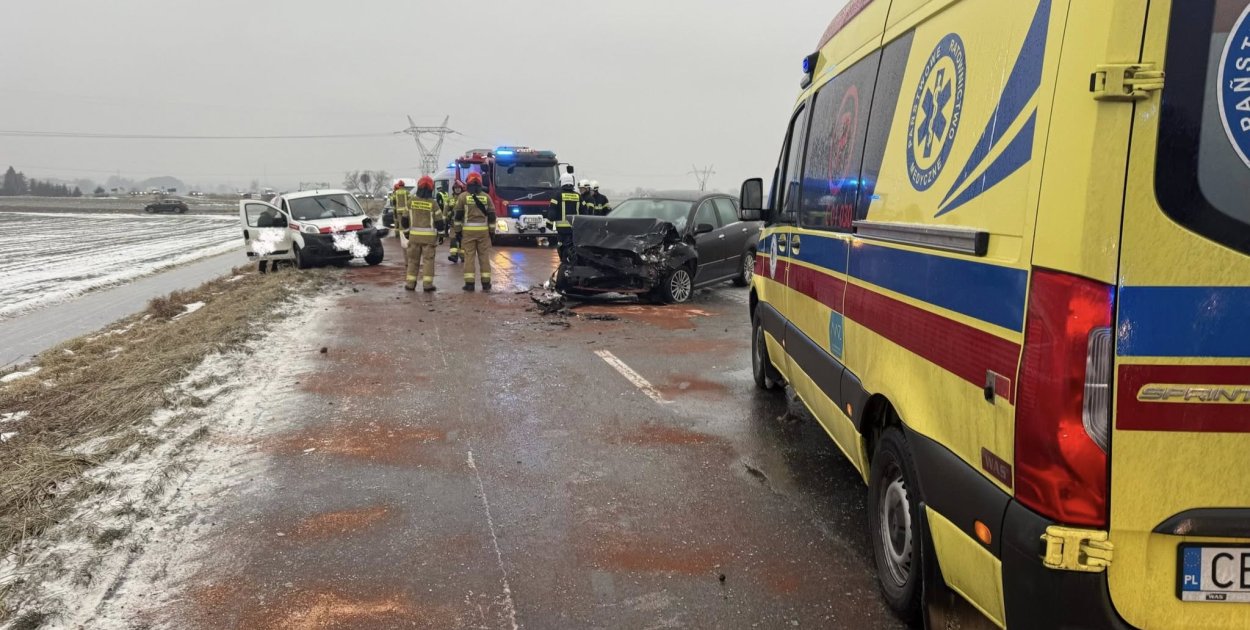 Poważny wypadek w Otorowie - trzy osoby poszkodowane