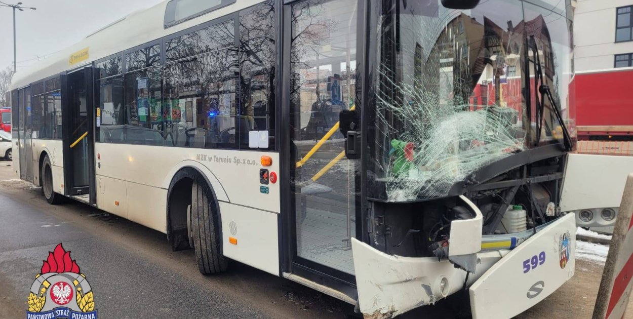 Zderzenie autobusu z osobówką w centrum miasta