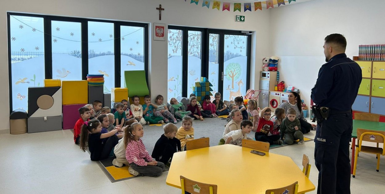 Policjanci odwiedzają szkoły i przedszkola w ramach akcji „Bezpieczne ferie”