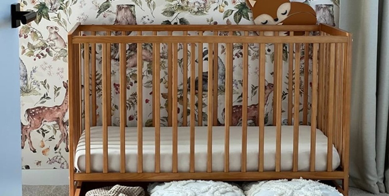 Drewniane łóżeczko niemowlęce z szufladą — praktyczne rozwiązanie dla większych i