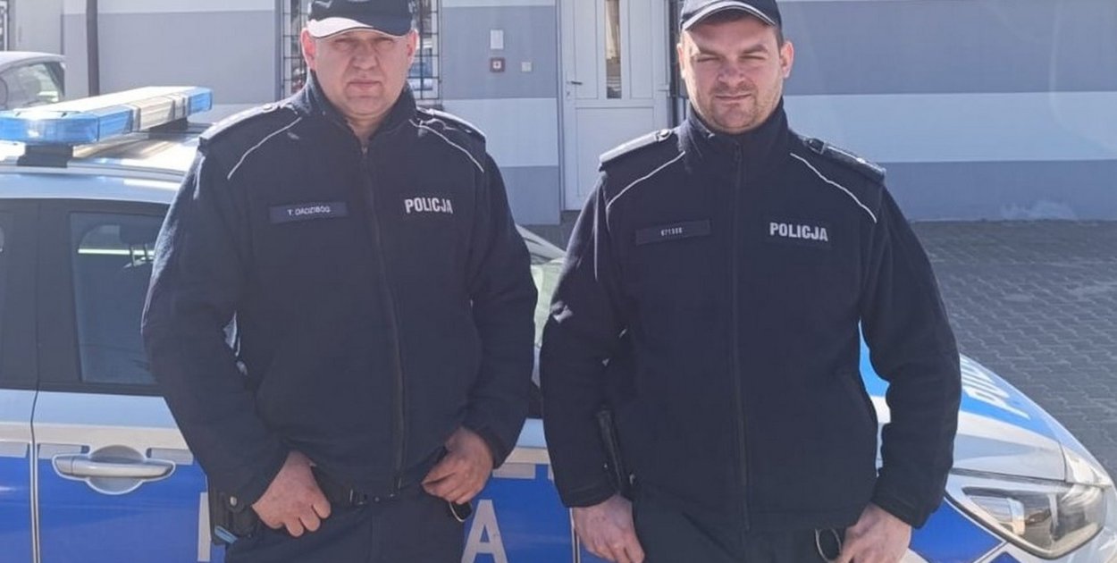 Dzielnicowi pomogli kobiecie, która nie mogła o własnych siłach opuścić domu